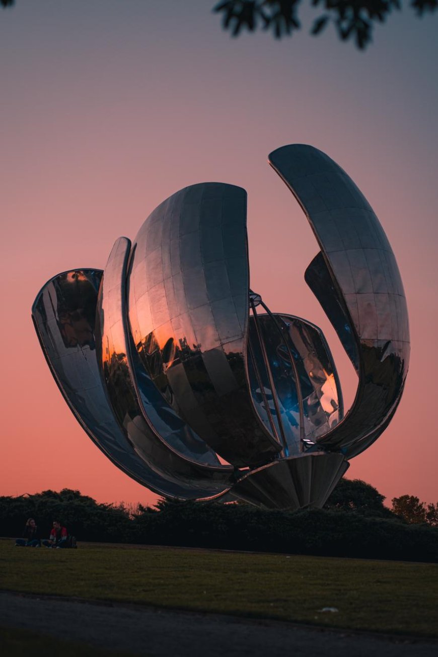 Qual é a história por trás da Floralis Genérica de Buenos Aires, e como essa escultura incorpora arte e engenharia de maneira única?