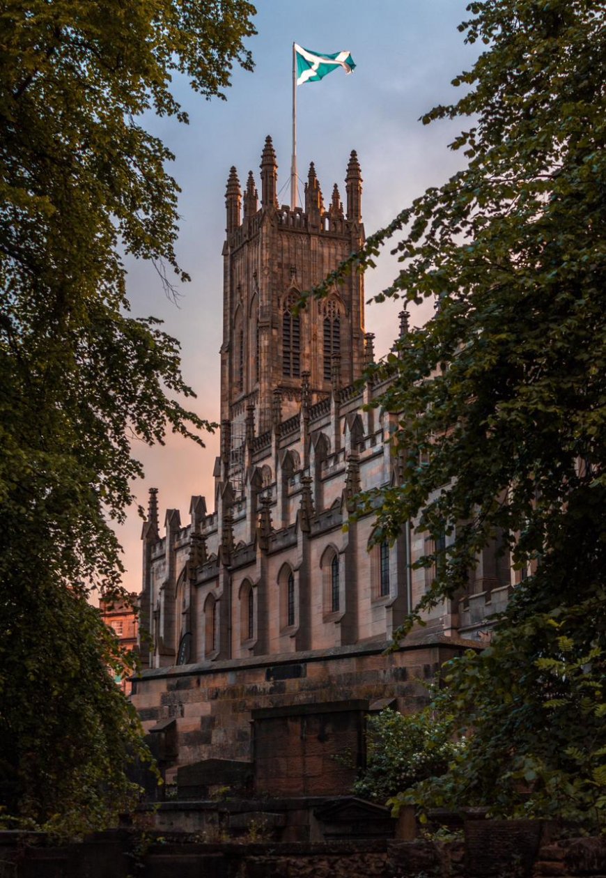 Como o charme da arquitetura medieval permeia a atmosfera de Edimburgo?